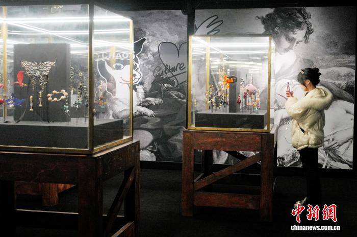 Vivienne Westwood《她和她的珠宝展》吸引观众观展