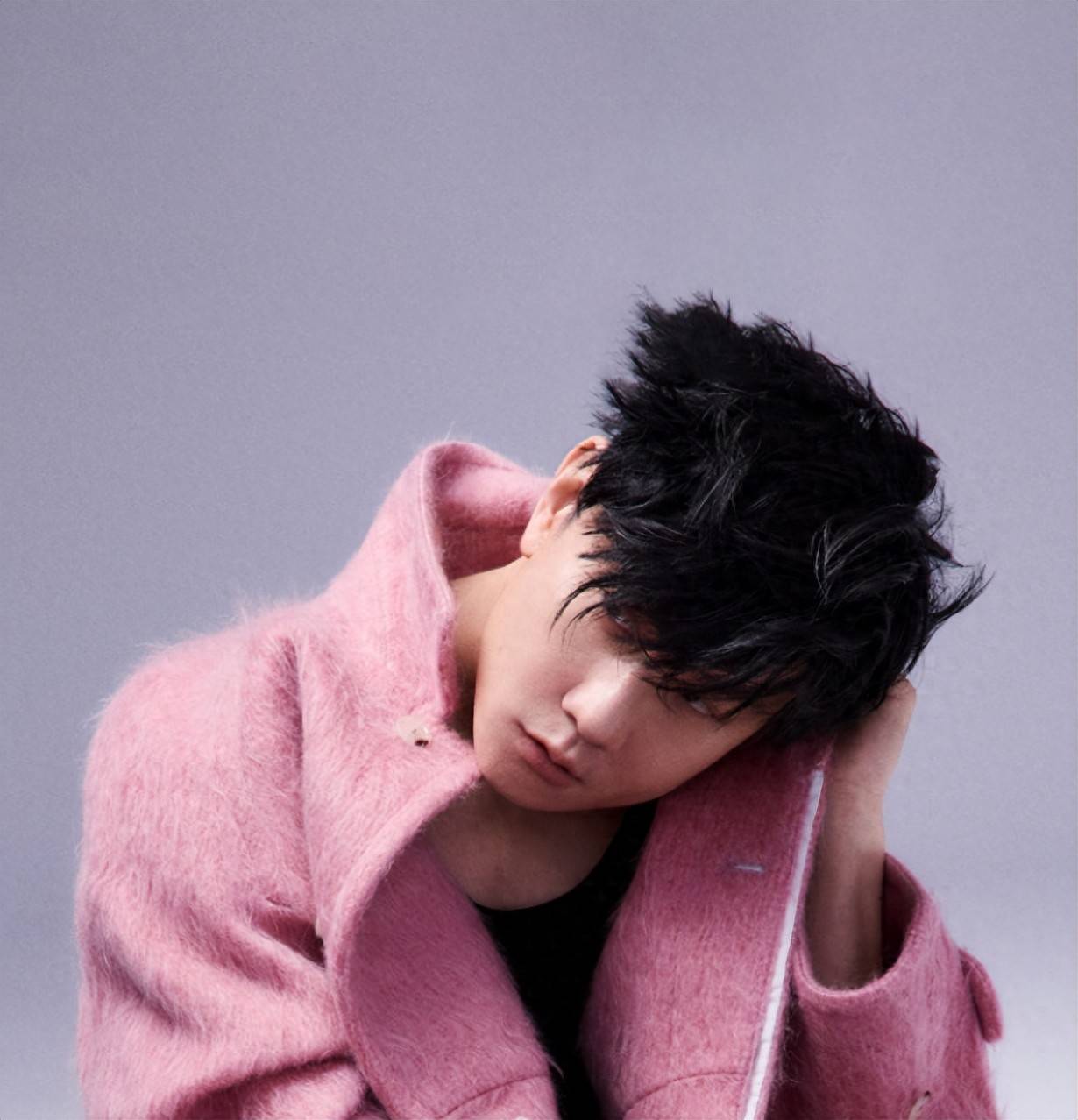 林俊杰官宣恋情后，女友旧照被扒有夫妻相，绯闻前任庆跨年惹猜想