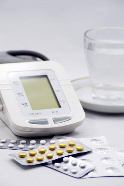 高血压别乱用药！8个中成药对症选，标本兼治稳血压，还护心脑肾