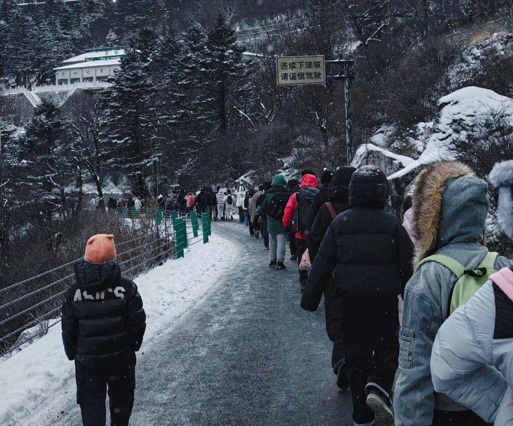 数百名游客夜晚滞留太白山景区数小时，气温低至零下十几度，当地：山上突然降雪道路结冰，目前所有游客都已乘摆渡车下山