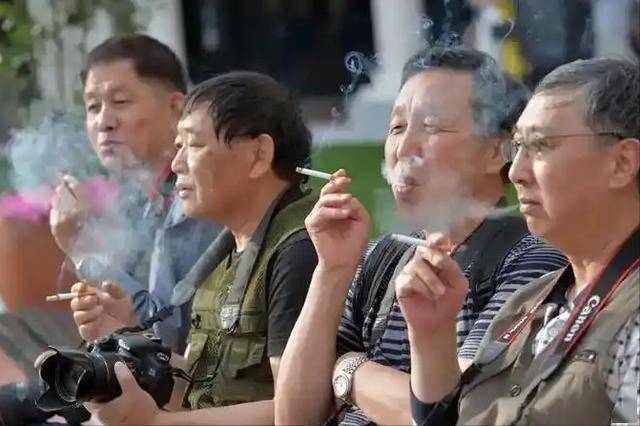 烟瘾再大也得戒！医生含泪苦劝：身体有这5种反常，尽量把烟戒了