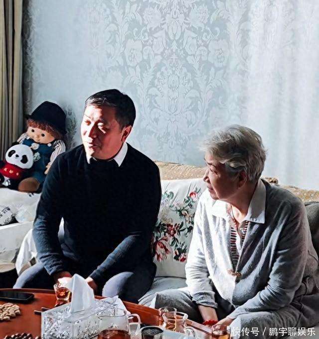 原创            王鸥王仁君探望81岁曹翠芬，无子女却温暖
