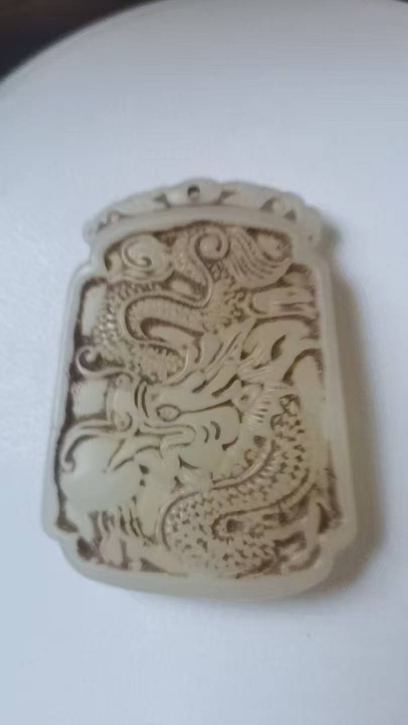 大清和田羊脂玉人工雕塑龙凤挂件鉴赏