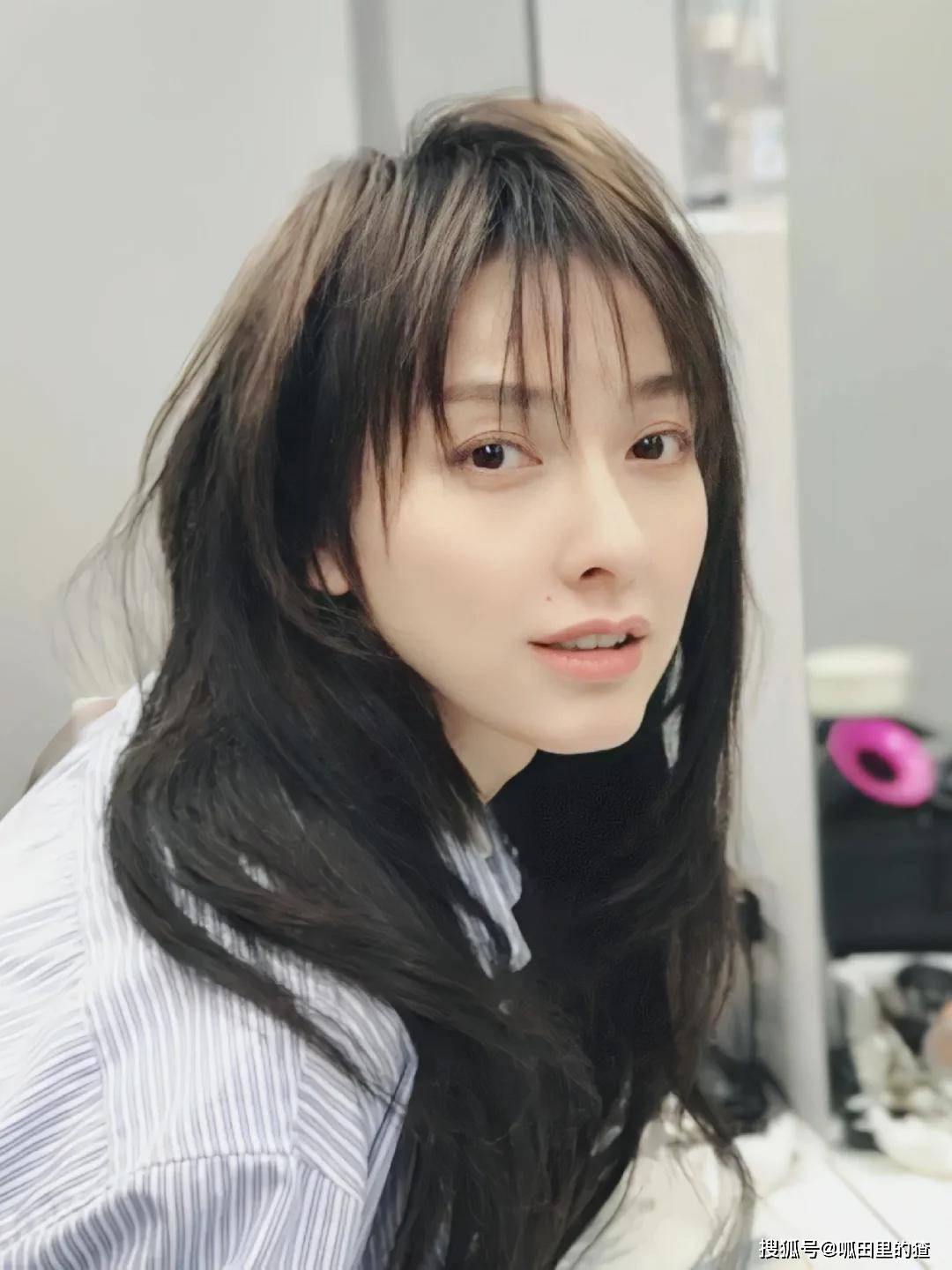 从“快本背景板”到斜杠女王15年撕标签，吴昕是明珠蒙尘再现光辉