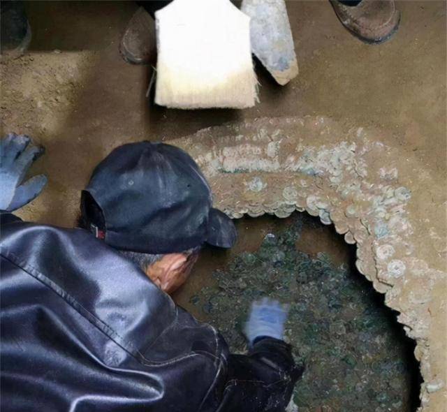 2016年，陕西老农盖婚房挖到藏宝洞，万枚新莽古币堆成山