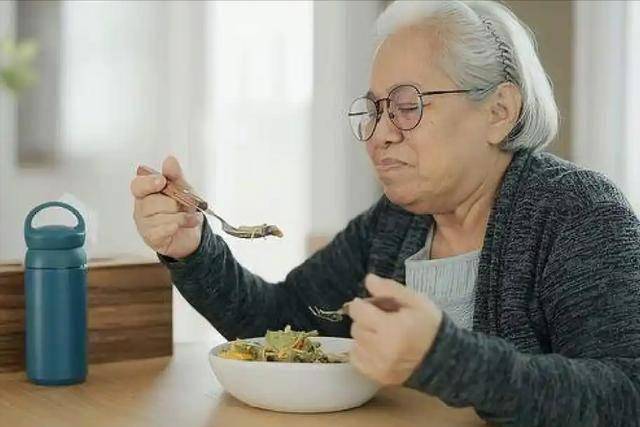 晚饭七分饱出错了？医生表示：老人56岁后，吃饭尽量要做到这5点