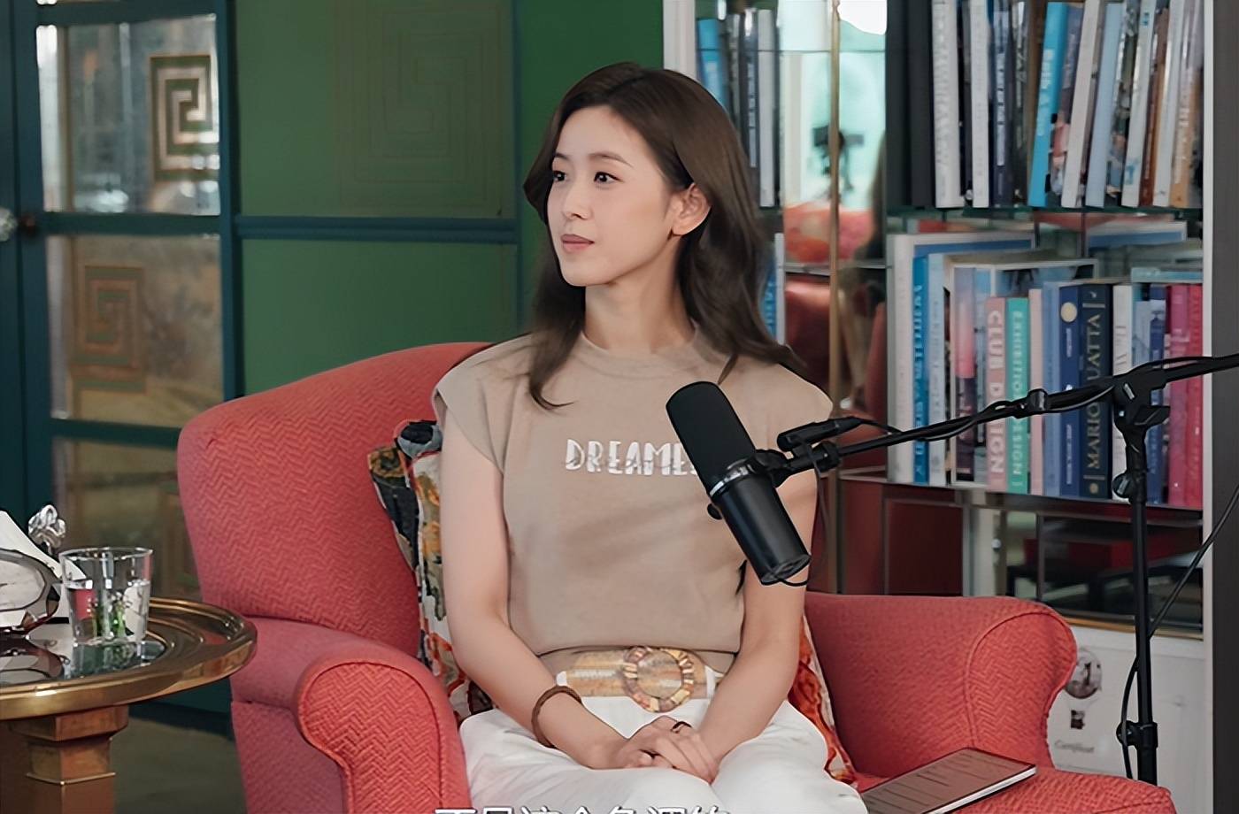 章泽天破防！播客翻车到处投诉删帖捂嘴，网友怒斥怕批评就别出门