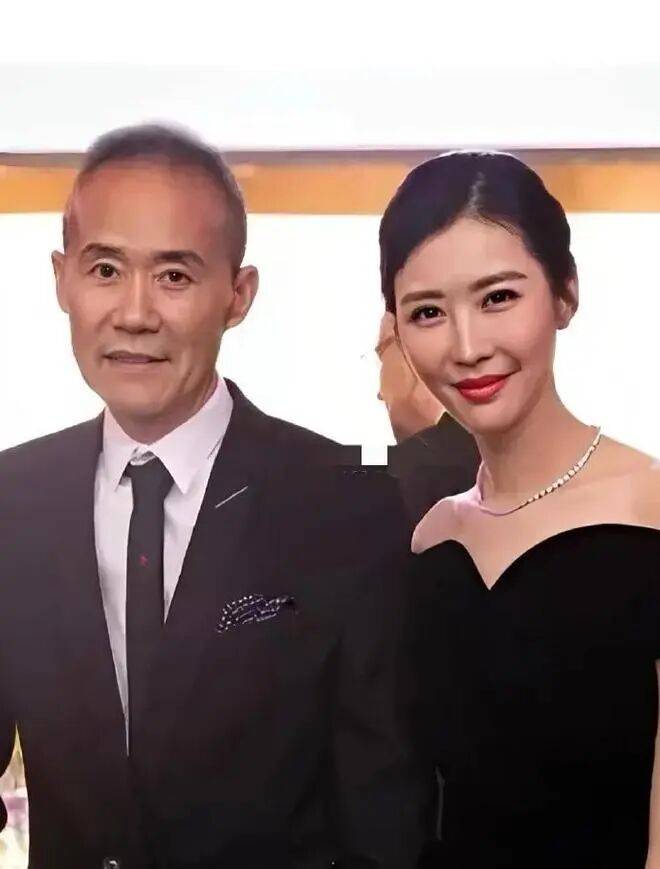 原创            田朴珺被曝清空老公王石合照！否认离婚拒绝《再见爱人》