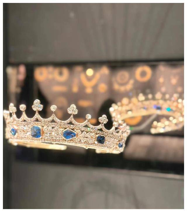 英国女王的珠宝，这让谁看了不迷糊啊，里面也有我们的白银贡献