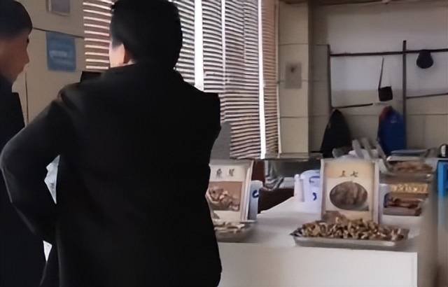 原创            问价10元一个结账10元一克？记者暗访中药骗局被请去喝茶