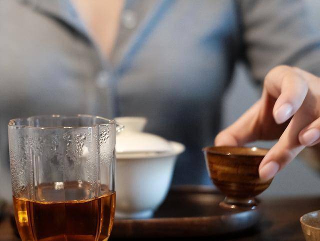 年过70岁要少喝茶水？医生坦言：不想住进病房，这3种茶不要多喝