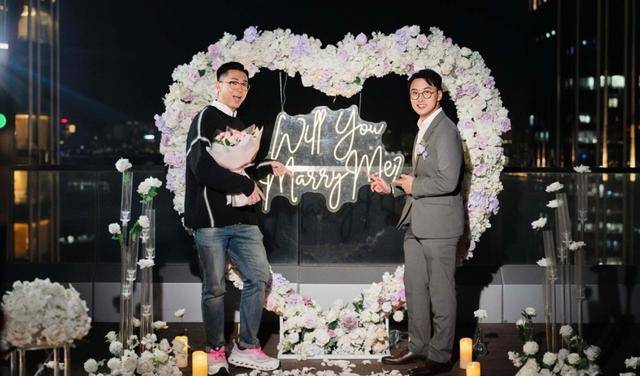 恭喜！香港知名主持人宣布和同性爱人订婚，激动到落下男儿泪