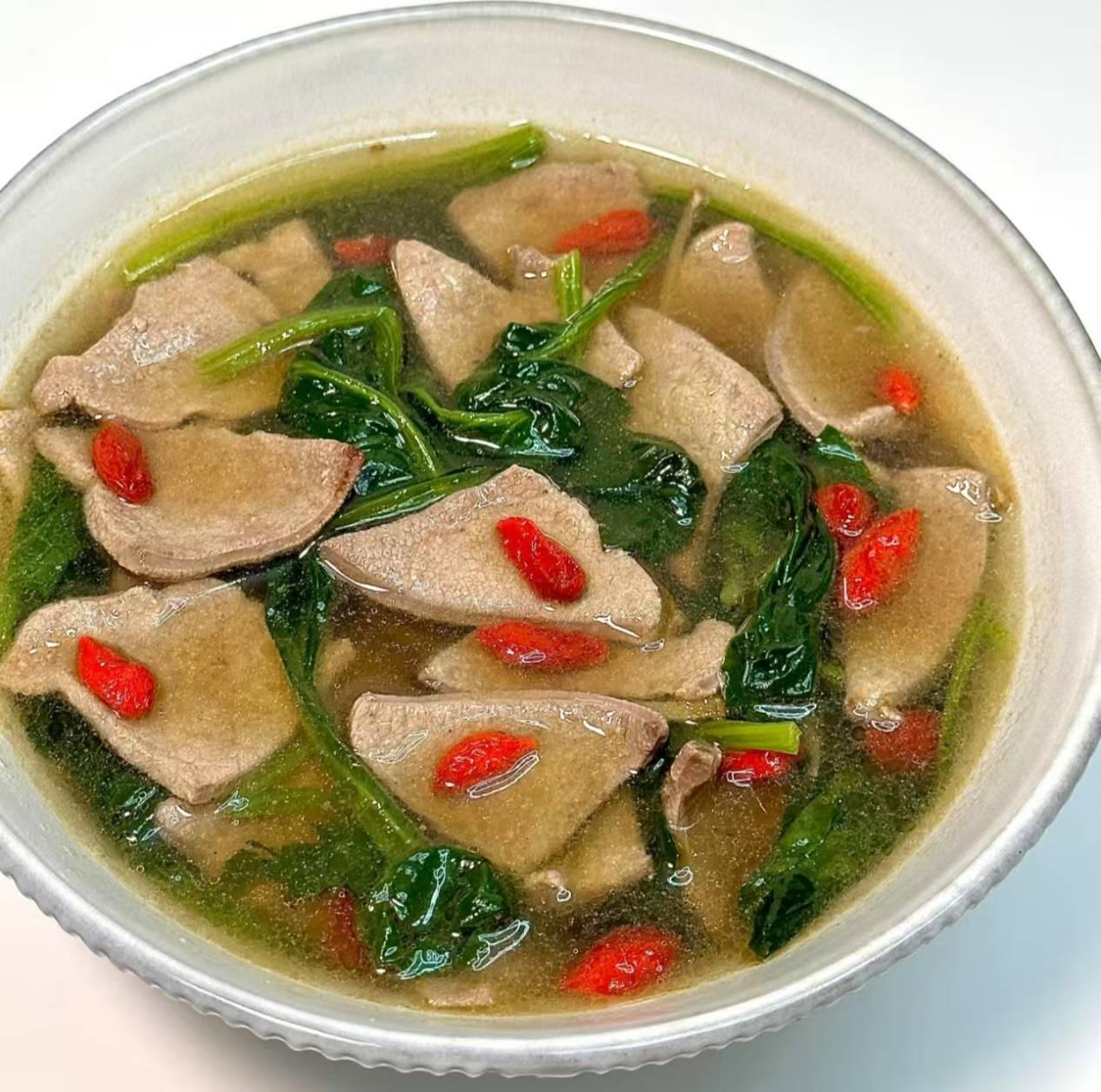 补血养颜一锅鲜！菠菜猪肝汤把冬天秒变春天