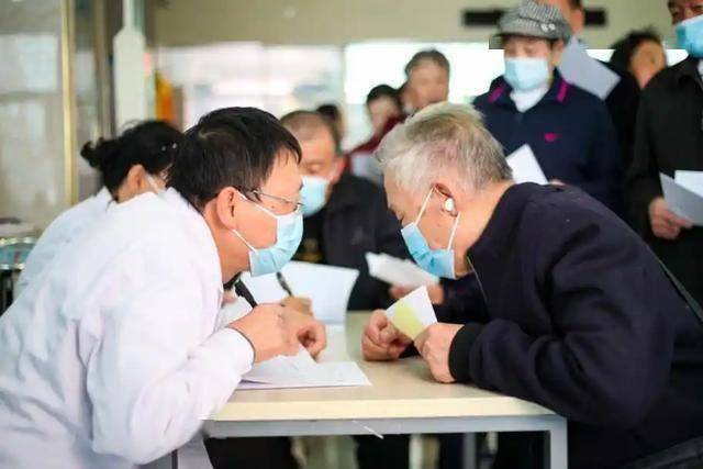 人是在一瞬间变老的！医生提醒：变老的4个明显迹象，看看你有吗