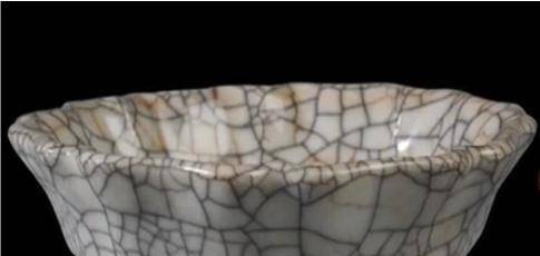 路遇人家搬家扔了一件老旧的瓷器，大哥顺手捡了来，估价吓坏了