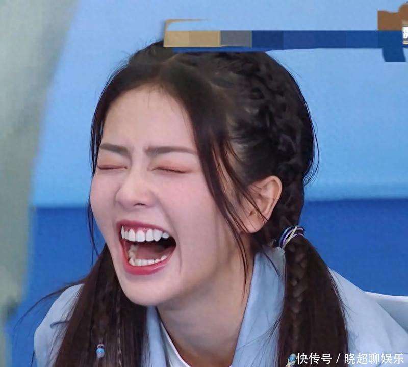 原创            紧急播报！白鹿在综艺现场笑到失控，偶像包袱碎成二维码