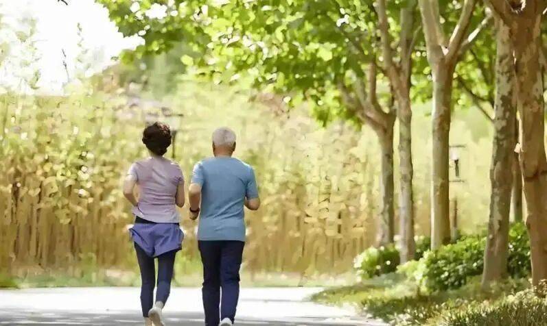散步能降血脂？研究：降血脂有3个“最佳方法”，并不是散步