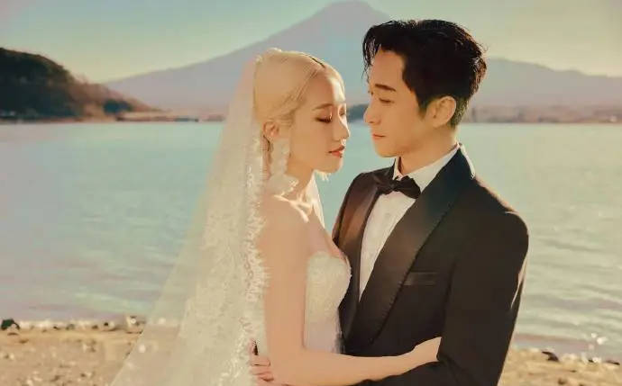 陈汉典lulu富士山婚纱照曝光 亲密依偎对视甜蜜幸福