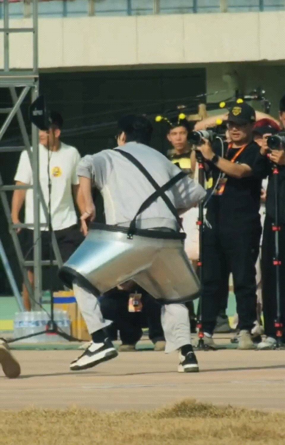 魏大勋“铁裤衩封印”名场面！腿长2米8却龟速挪步，综艺之神笑疯全网！