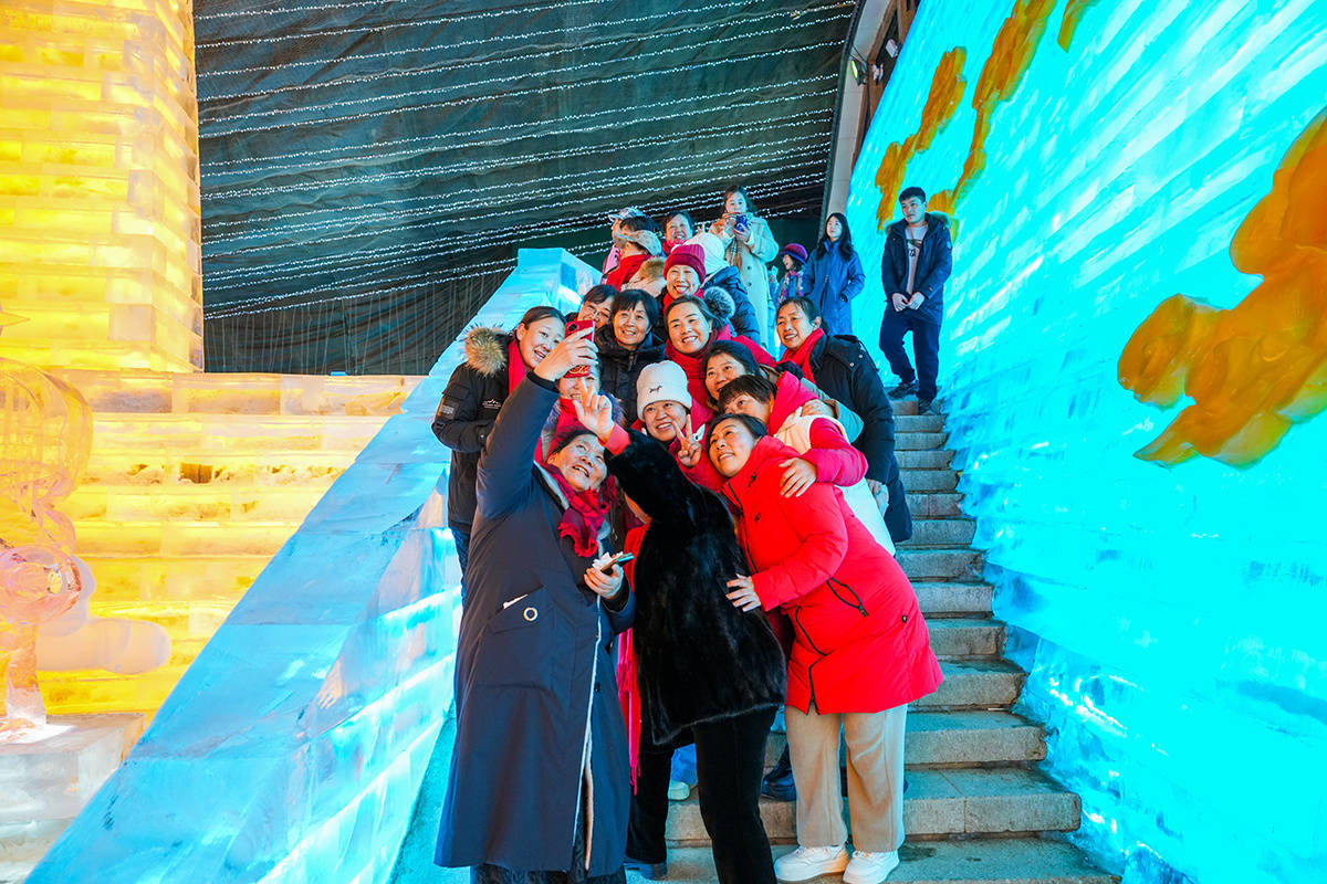 第40届龙庆峡冰灯艺术节开幕 呈现“大闹天宫”冰境