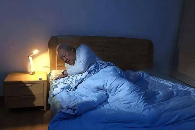 医生再次提醒：老年人宁可多起几次夜，也不要随便在睡前做这几事