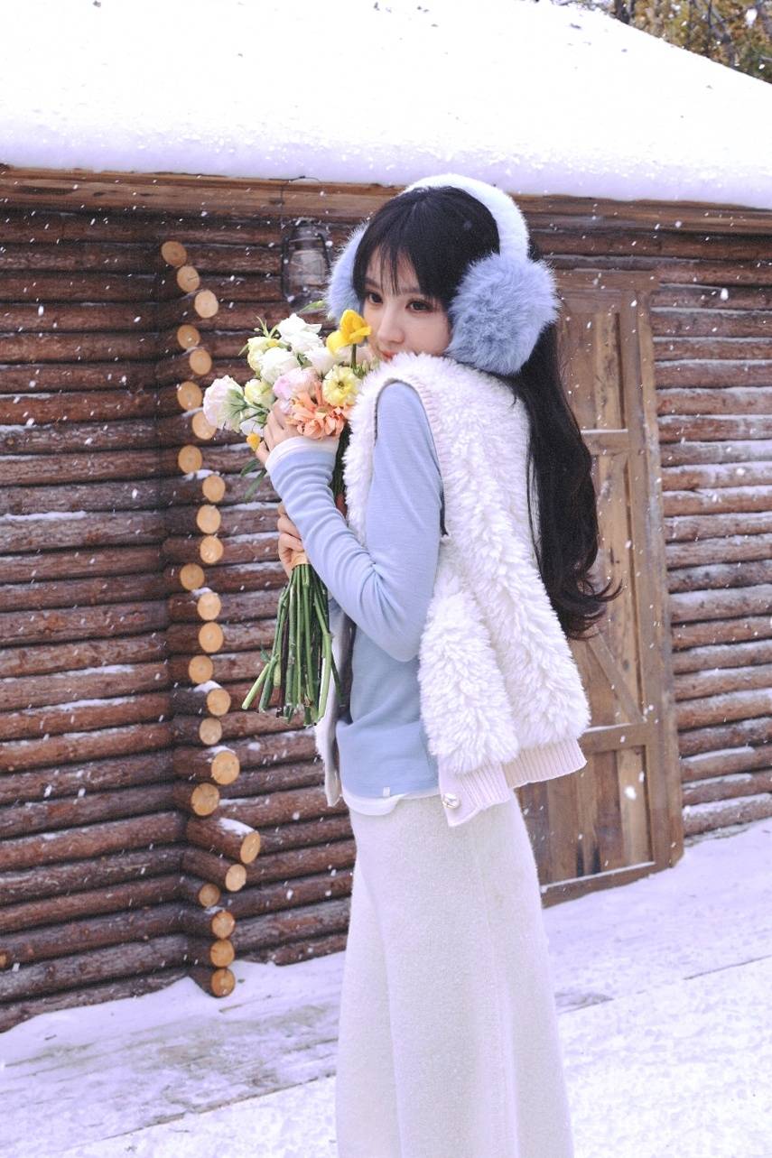 田曦薇戴毛绒耳饰灵动大方 手捧鲜花甜笑温婉明媚