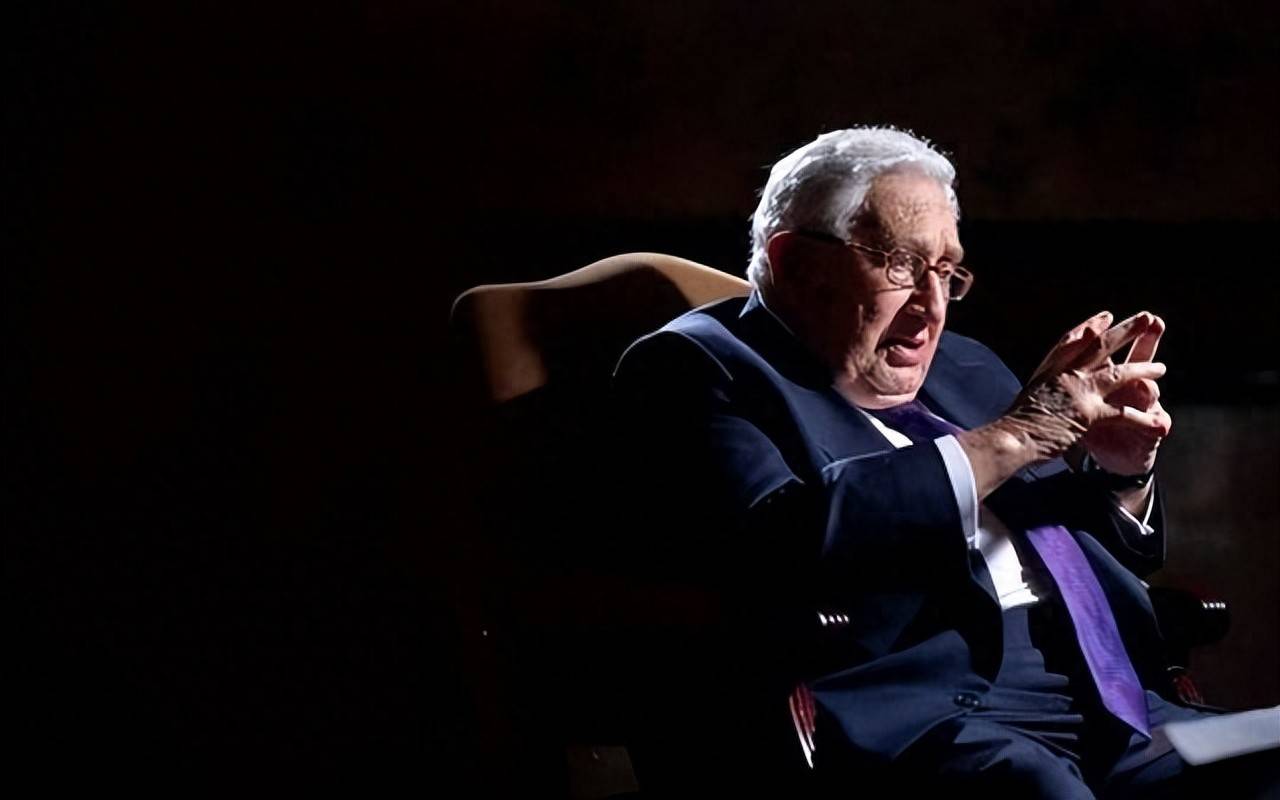 中美若开战，美军将全面轰炸中国？基辛格曾称：中美正走向悬崖