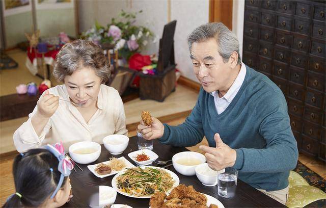 医生发现：4种食物多吃容易长结石，中老年人再爱吃都要管住嘴