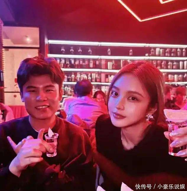 原创            周扬青何广智一起跨年，从日料店喝到酒吧