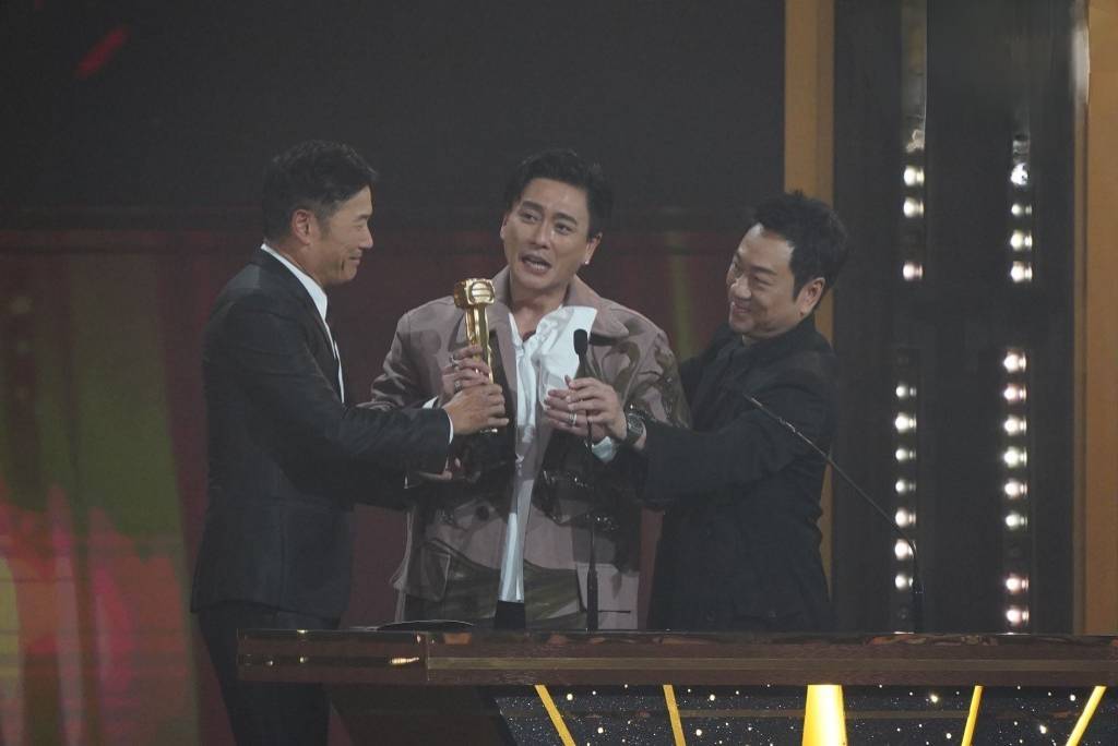 原创            入行26年终夺双料视帝，黄宗泽泪洒颁奖台，曾被骂演技差妨碍收工