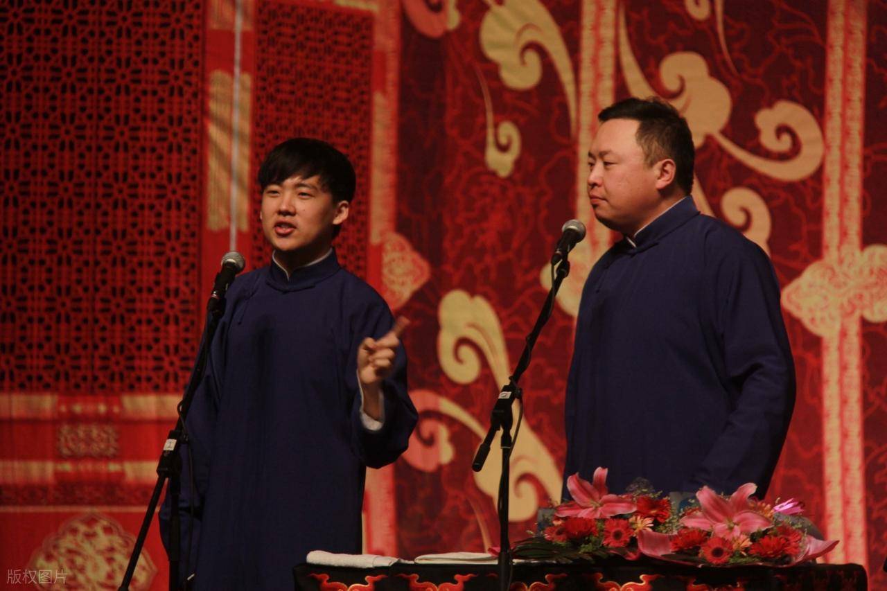 原创            44岁阎鹤祥喜当爹，孩子元宝耳朵一脸福相，包粉色被子像是女孩