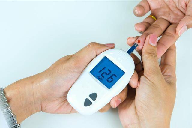戒不了烟？糖尿病烟民注意：做好 3 件事，有助降低血糖波动风险