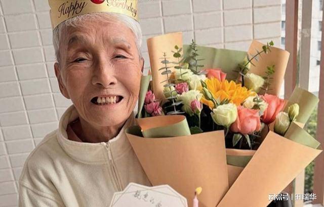 原创            突发!香港知名演员搬入养老院，儿子在家中猝死，老公因病离世