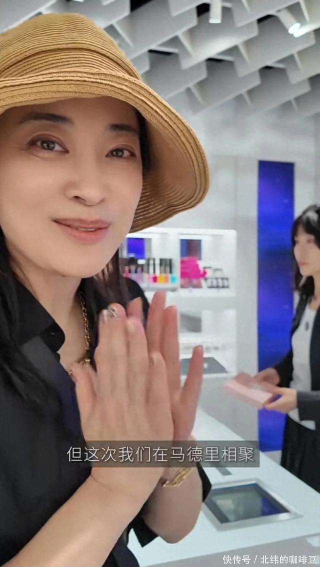 原创            梅婷带着家人和哥哥一家在马德里旅游，兄妹共一张脸，嫂子很漂亮