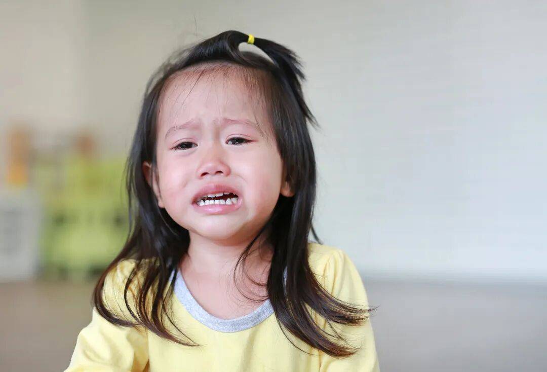 爱哭 VS 忍住不哭的孩子，长大后会有什么差别吗？真相让人心酸......