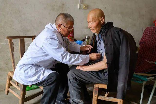 医生提醒：高血压的人若经常喝白酒，不用多长时间，或有4变化