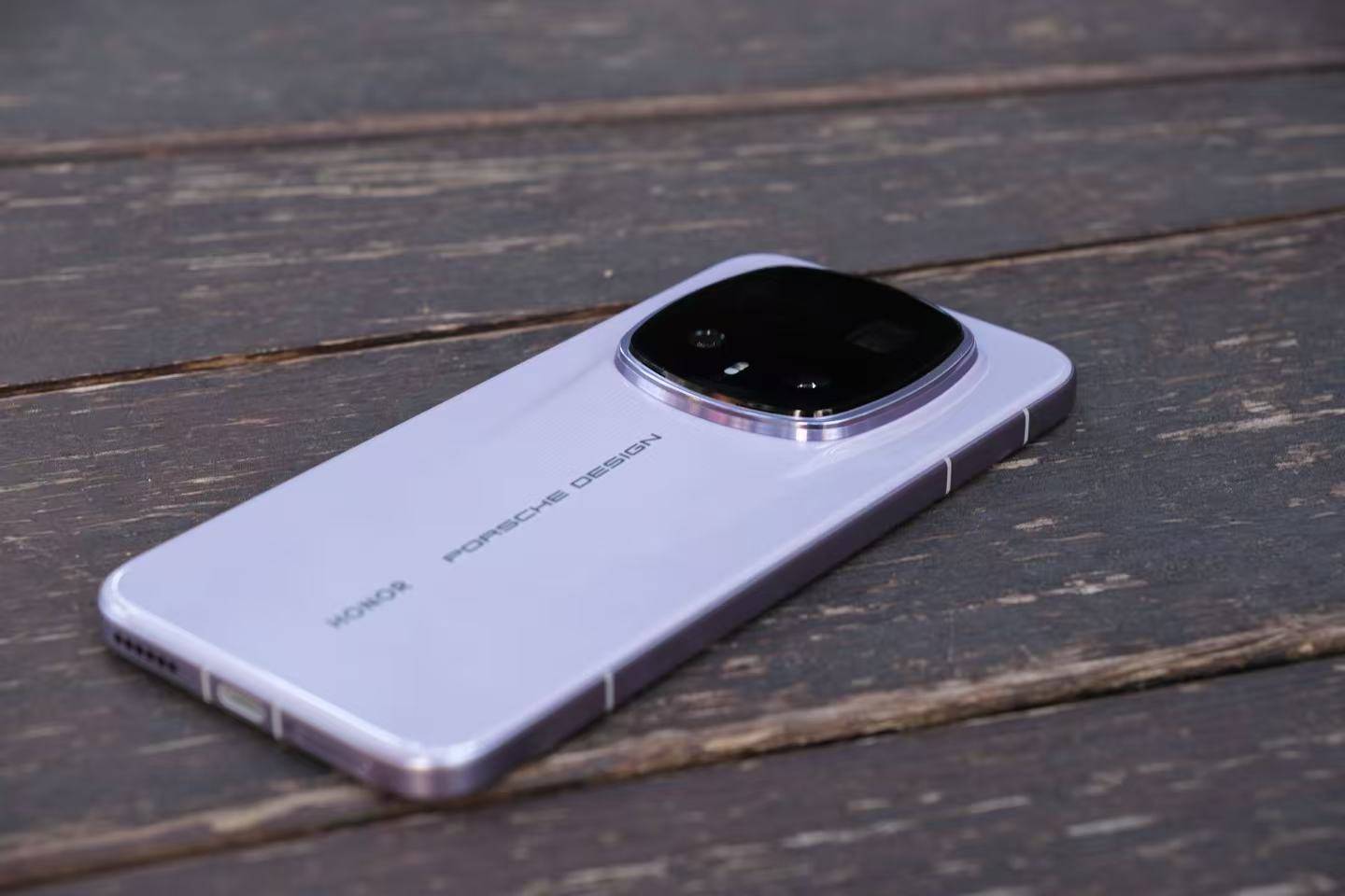 荣耀Magic8 RSR首发体验：陶瓷后盖+两亿长焦，荣耀交了一份「水桶」答卷