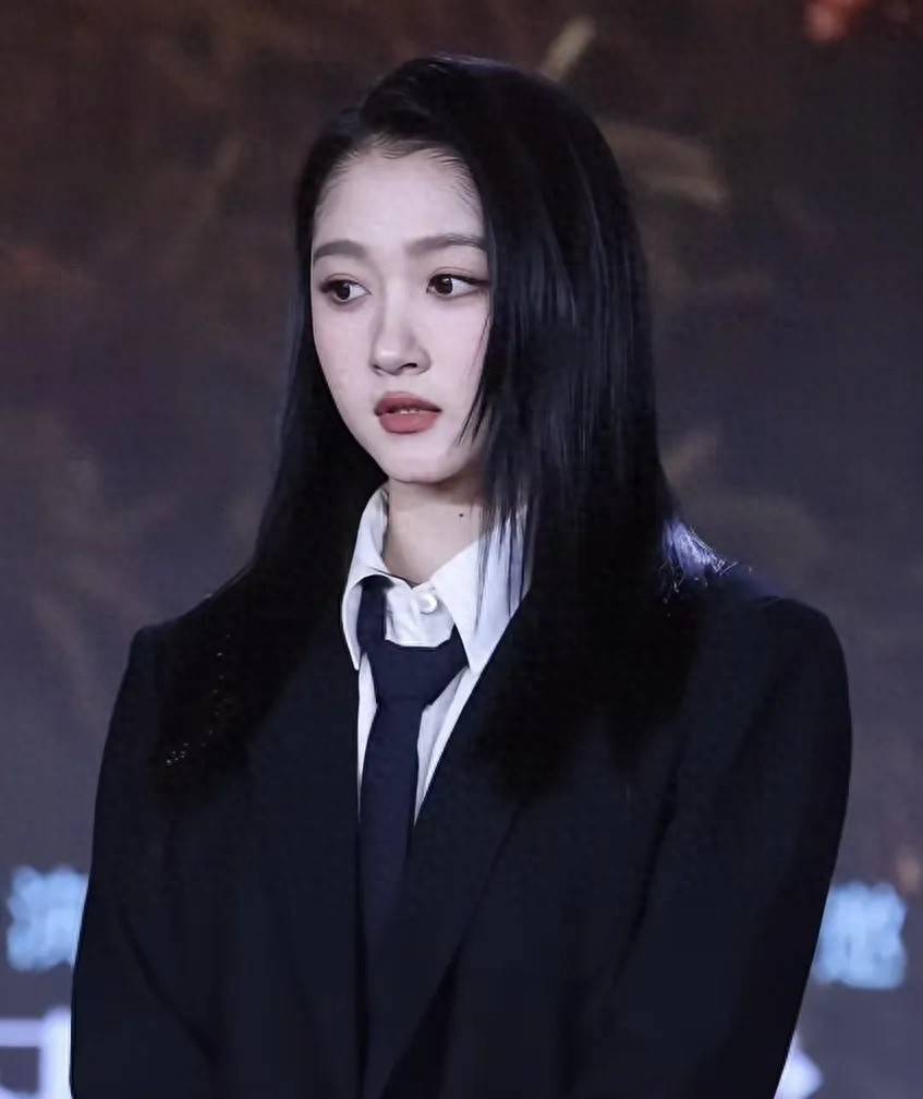 央视大剧官宣，3位明星风波后淡定露面，关晓彤飒爽胡歌情商高