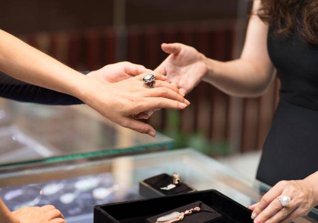 1100万降到9.9元！小县城硬刚西方巨头，百年骗局终结，巨头破产