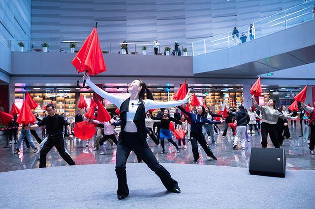 观众体验《雨中曲》经典舞段 提前解锁音乐剧经典魅力
