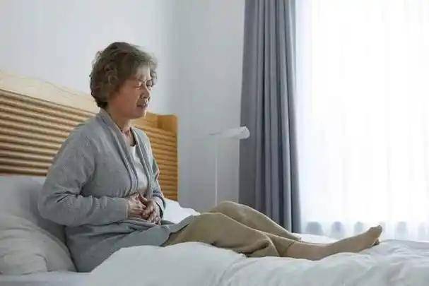 气温下降，医生劝告胃炎患者：宁可多吃点肉，也别贪嘴这4种食物