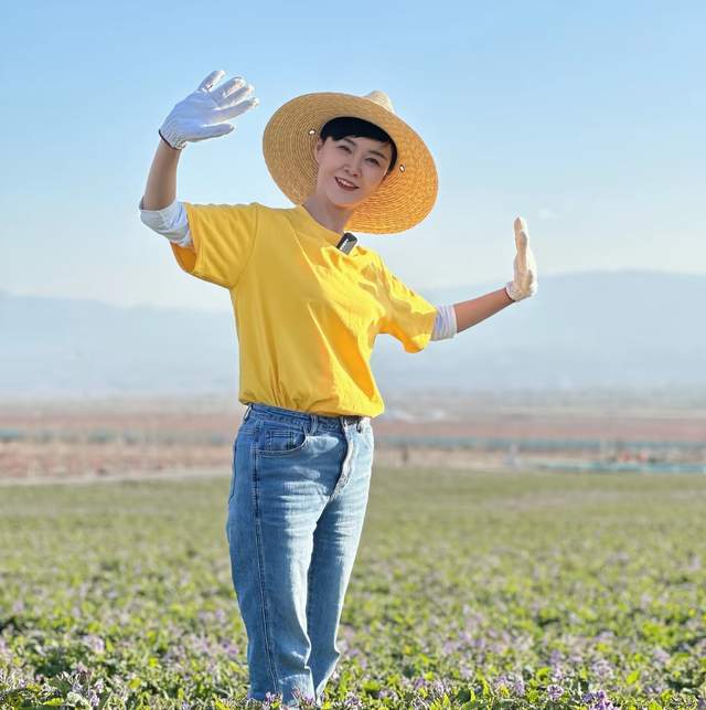 原创            疑贺娇龙司机透露去世细节！摔到脑干，怕司机劳累让其提前休息