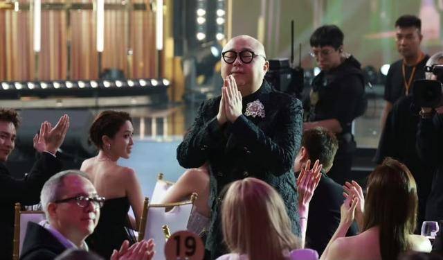 TVB男星台上磕坏奖座受质疑！被指举动为吸人眼球，遭人连番爆料