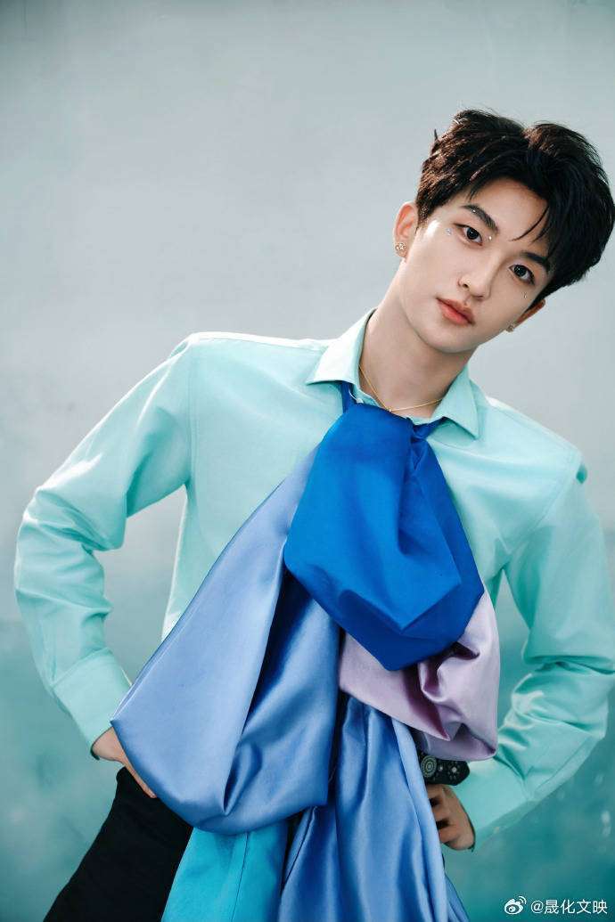 黄子弘凡挂单杠荡秋千咬蝴蝶结，网友：春晚没你我不看