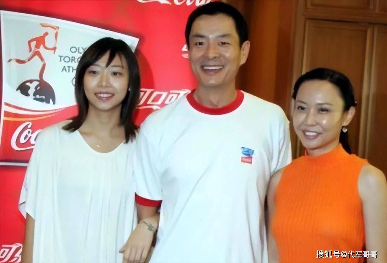 原创            她是濮存昕的独女，倒贴50万嫁到东北农村，结婚13年被老公宠成宝