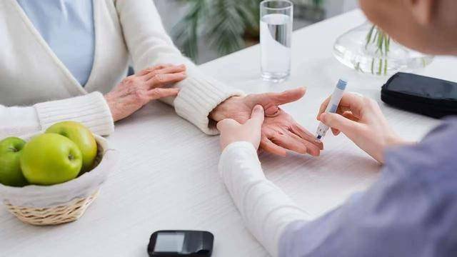 糖尿病人有两坎，熬过就长寿：两坎是指哪两年？50岁后请重视