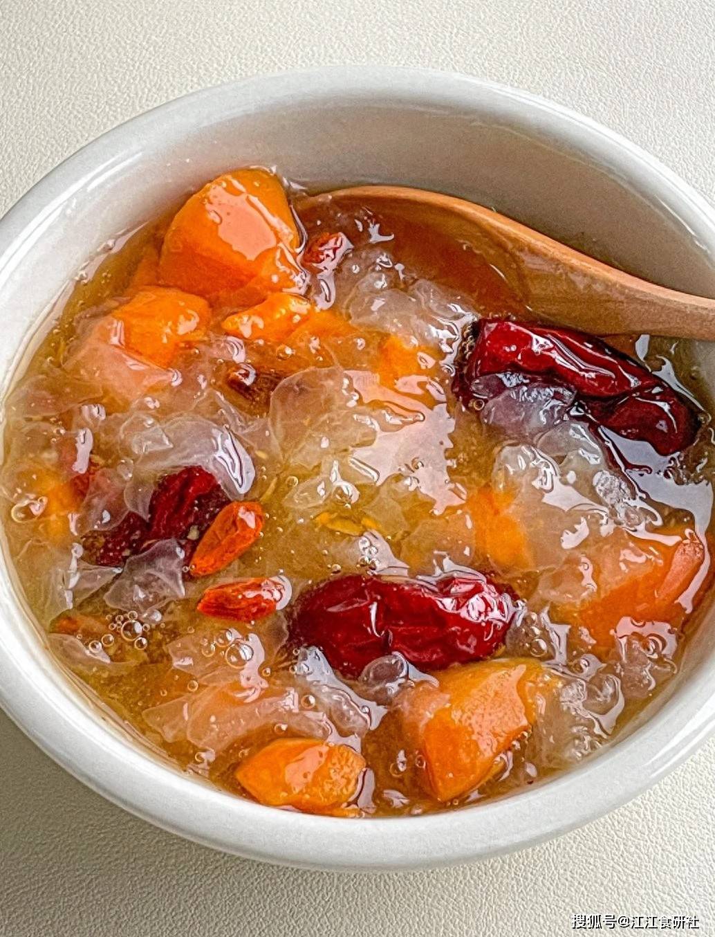 原创            内调养的好，脸上斑点少，建议女性多吃这3样，美容养颜，显年轻