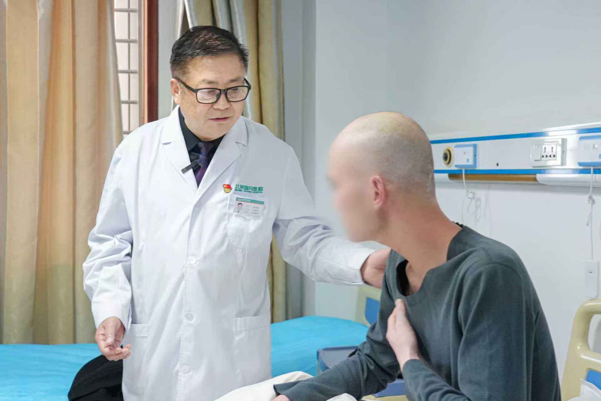 白癜风医生郑华国：白癜风患者的冬季护理，保暖与保湿的双重重点