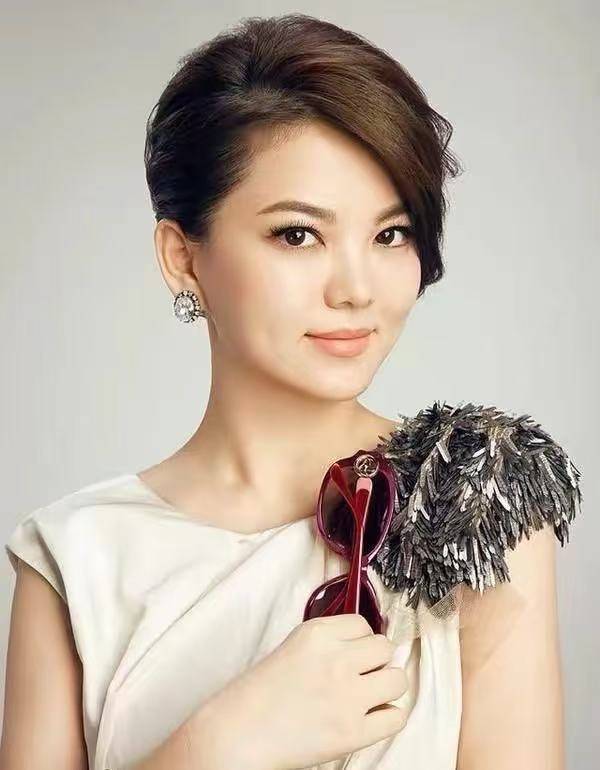 原创            主持人李湘多平台账号被禁止关注，因炫富被封？背后原因恐不简单