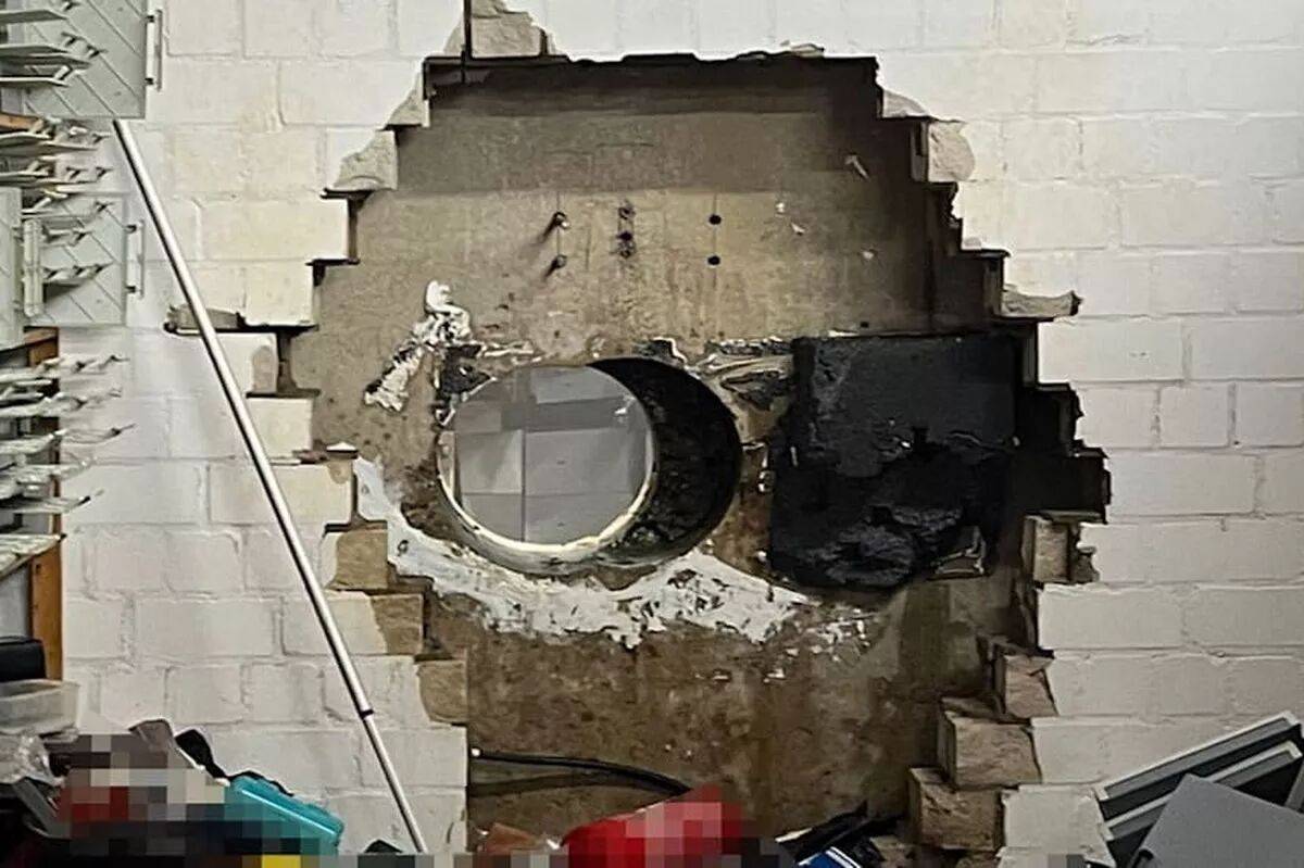 一伙劫匪钻穿墙壁，盗取价值2500万现金和珠宝